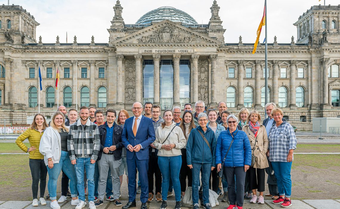 Erstes Treffen mit Peter Beyer MdB vor dem Reichstagsgebäude / © BPA.