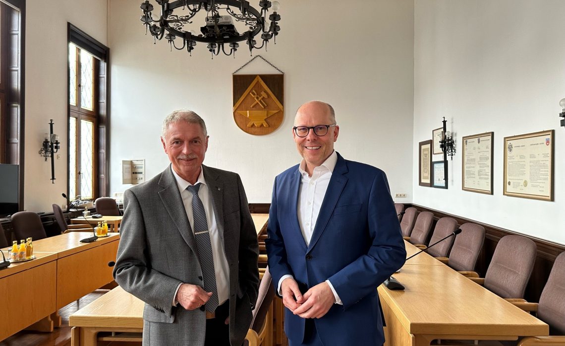 Bürgermeister Michael Beck und Peter Beyer MdB im Austausch im Heiligenhauser Rathaus.